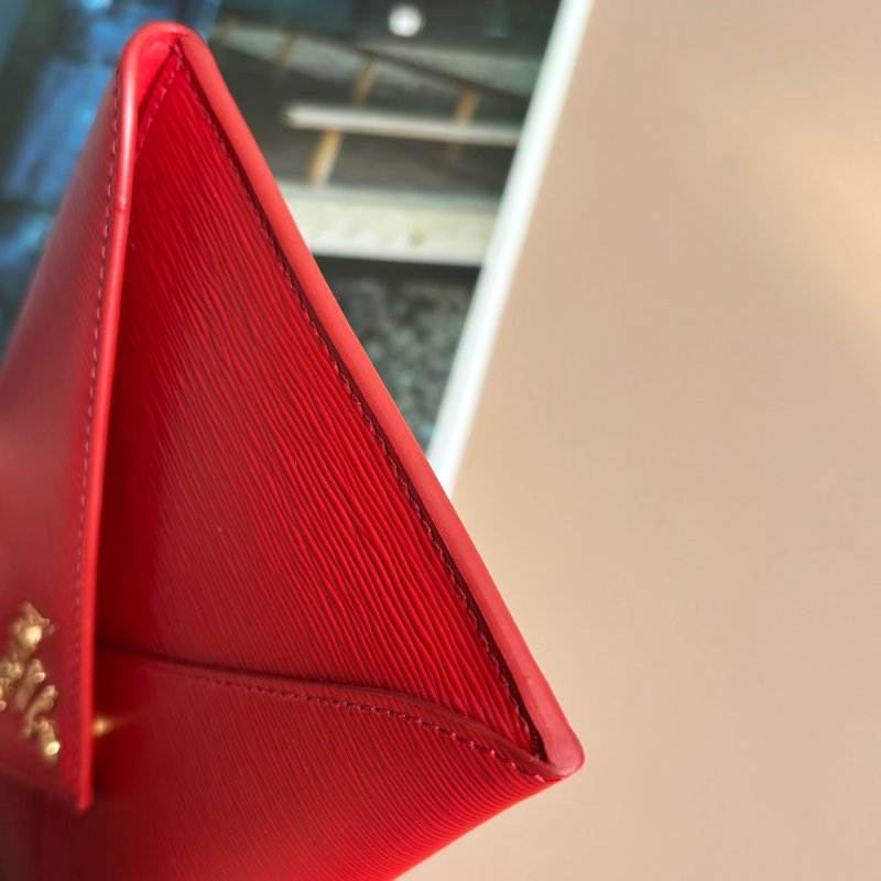 ::PRADA:: Saffiano紅色皮革金LOGO信籤釦式扁長夾 手拿包-13