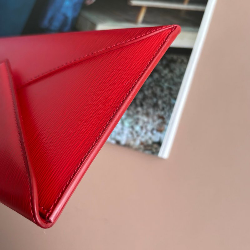 ::PRADA:: Saffiano紅色皮革金LOGO信籤釦式扁長夾 手拿包-14