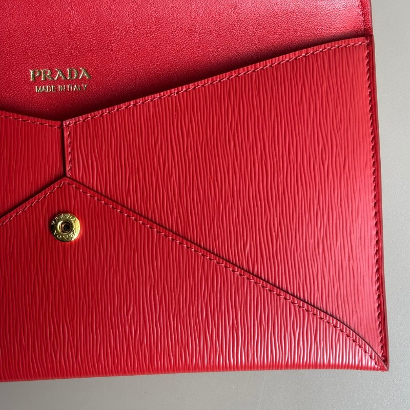 ::PRADA:: Saffiano紅色皮革金LOGO信籤釦式扁長夾 手拿包-18