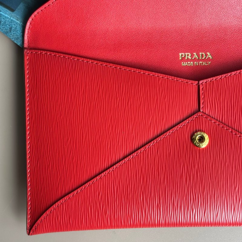 ::PRADA:: Saffiano紅色皮革金LOGO信籤釦式扁長夾 手拿包-19