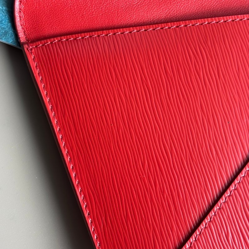 ::PRADA:: Saffiano紅色皮革金LOGO信籤釦式扁長夾 手拿包-20