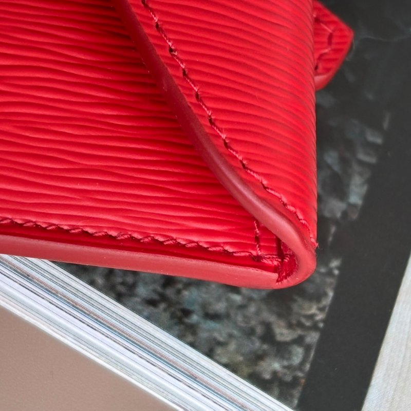 ::PRADA:: Saffiano紅色皮革金LOGO信籤釦式扁長夾 手拿包-23