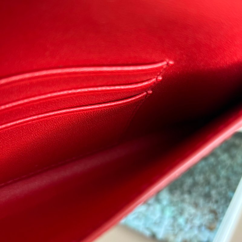 ::PRADA:: Saffiano紅色皮革金LOGO信籤釦式扁長夾 手拿包-30