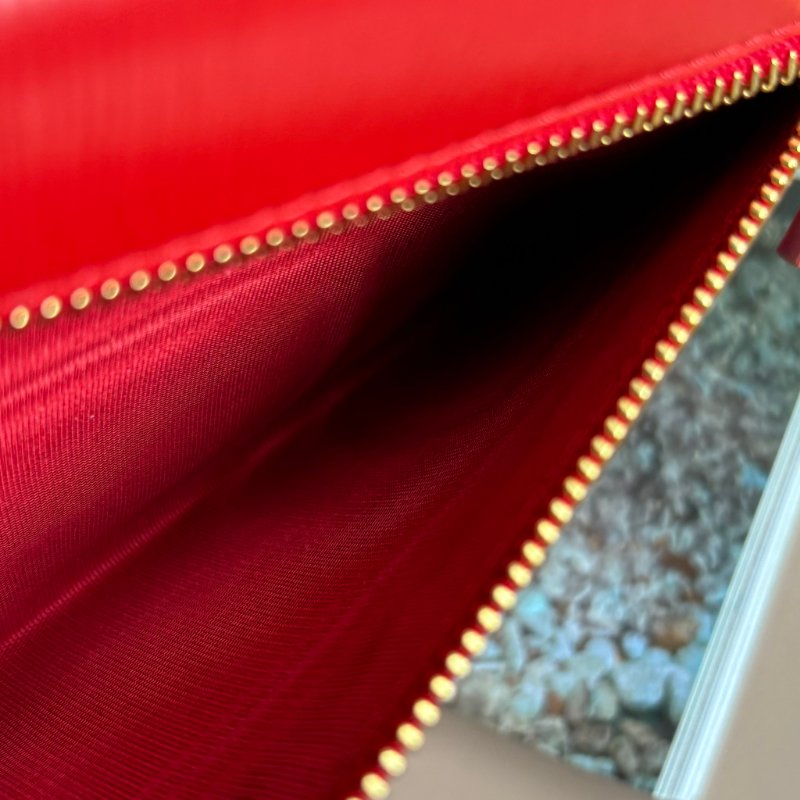 ::PRADA:: Saffiano紅色皮革金LOGO信籤釦式扁長夾 手拿包-32