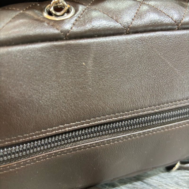 Chanel A25173 LOGO 雙C 康朋 巧克力咖啡色 牛皮 拉鍊 肩背包 吐司包 手提包 多口袋 書包釦-6