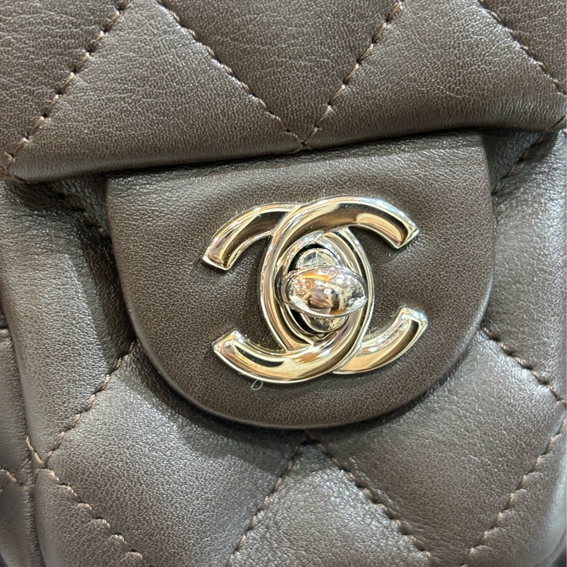 Chanel A25173 LOGO 雙C 康朋 巧克力咖啡色 牛皮 拉鍊 肩背包 吐司包 手提包 多口袋 書包釦-23