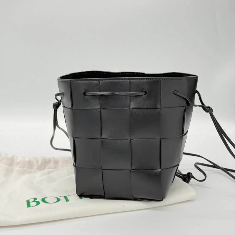 【超～新～CP 值高】BOTTEGA VENETA 寶蝶茄 簡約經典 黑色牛皮 手工編織 大格 束口水桶包 斜背包 單肩包-0