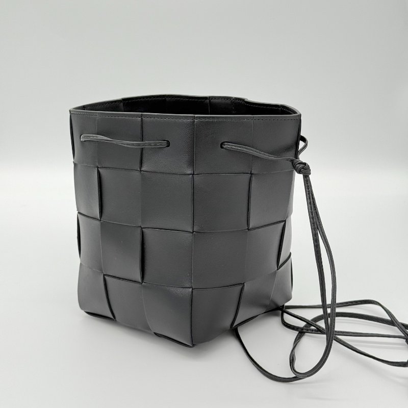 【超～新～CP 值高】BOTTEGA VENETA 寶蝶茄 簡約經典 黑色牛皮 手工編織 大格 束口水桶包 斜背包 單肩包-1