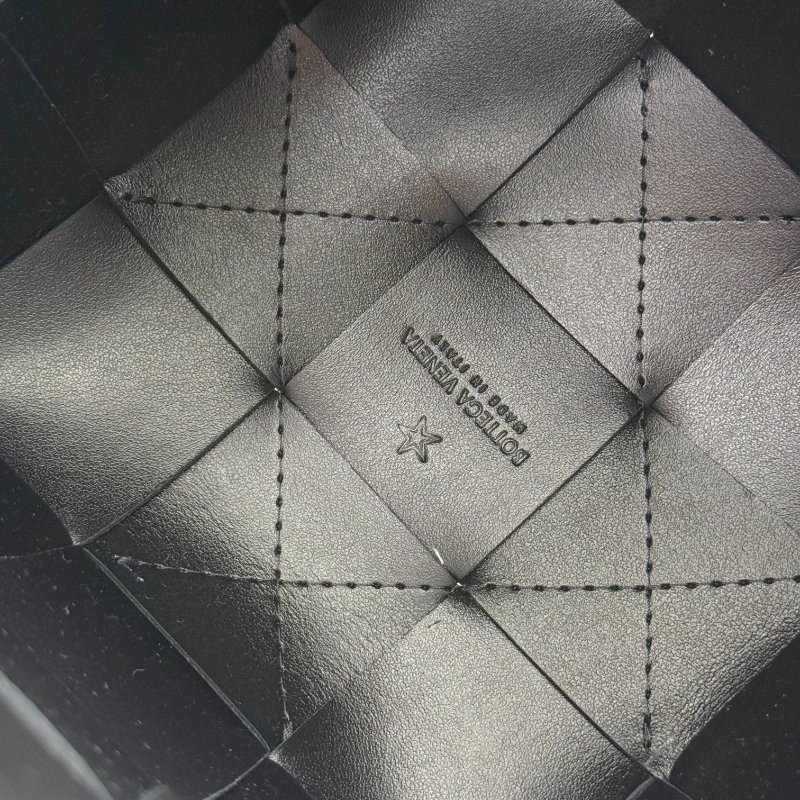 【超～新～CP 值高】BOTTEGA VENETA 寶蝶茄 簡約經典 黑色牛皮 手工編織 大格 束口水桶包 斜背包 單肩包-2