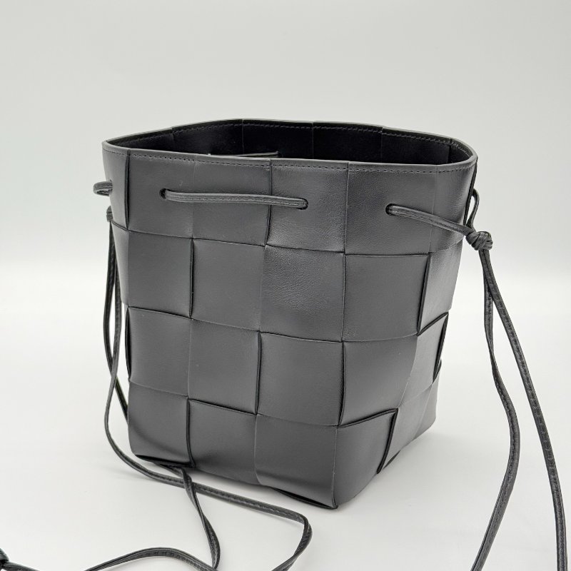 【超～新～CP 值高】BOTTEGA VENETA 寶蝶茄 簡約經典 黑色牛皮 手工編織 大格 束口水桶包 斜背包 單肩包-3