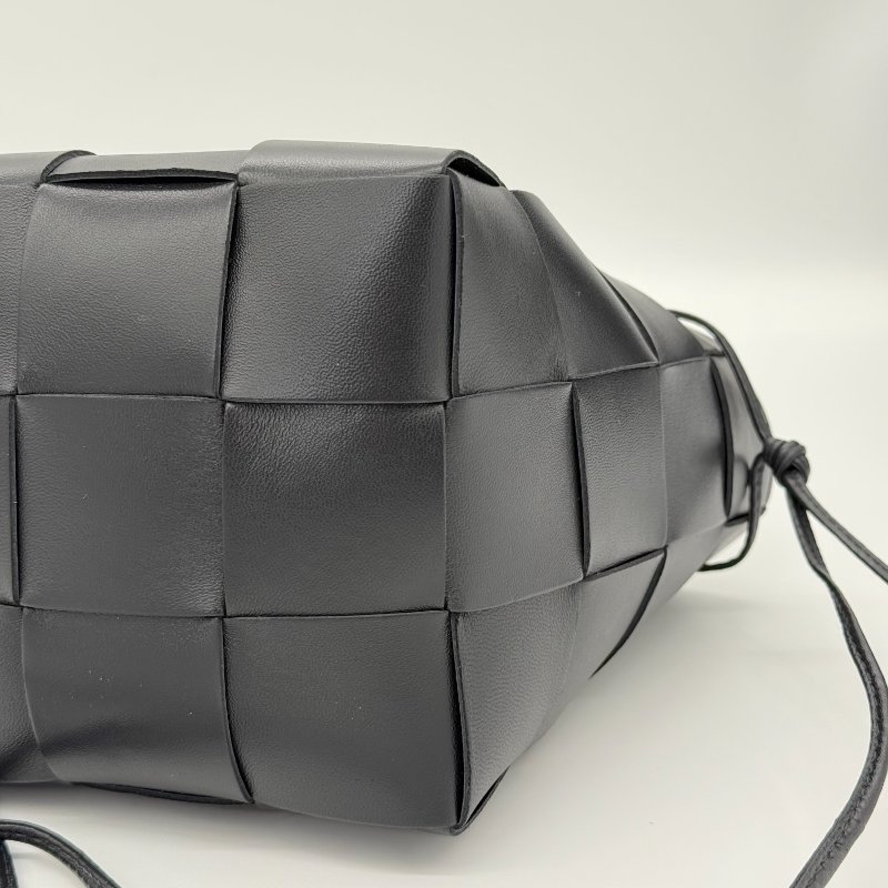 【超～新～CP 值高】BOTTEGA VENETA 寶蝶茄 簡約經典 黑色牛皮 手工編織 大格 束口水桶包 斜背包 單肩包-5