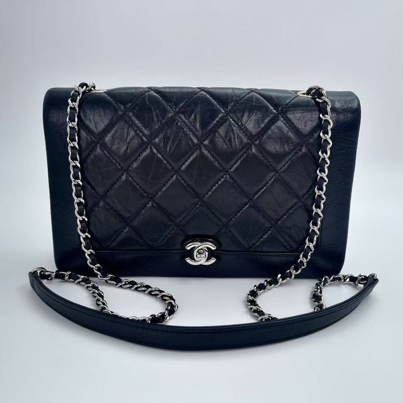 「JL精品代購」香奈兒黑銀油蠟牛皮大翻蓋woc鏈條信封包-0