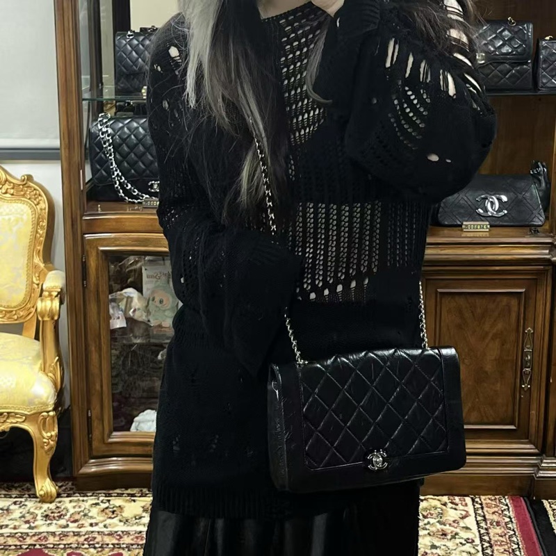 「JL精品代購」香奈兒黑銀油蠟牛皮大翻蓋woc鏈條信封包-1