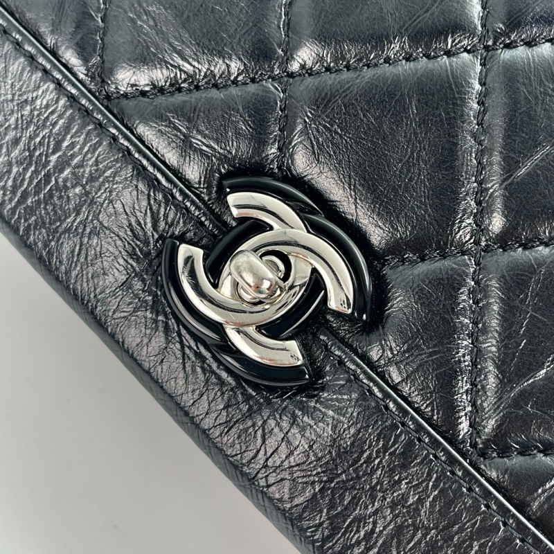 「JL精品代購」香奈兒黑銀油蠟牛皮大翻蓋woc鏈條信封包-11