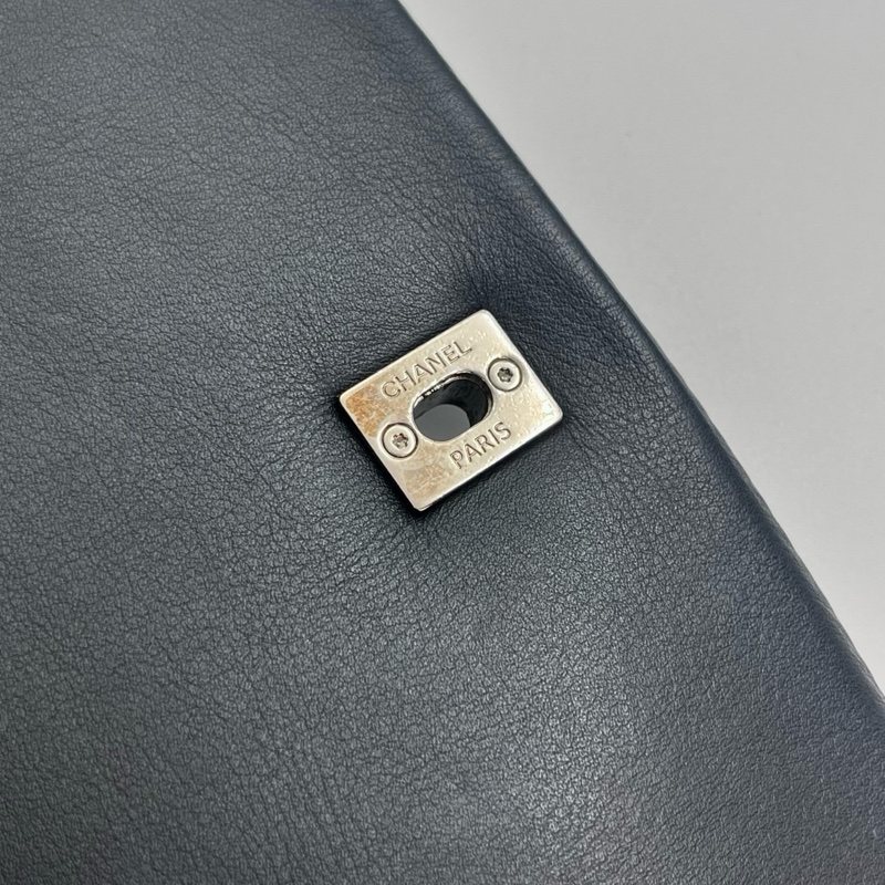 「JL精品代購」香奈兒黑銀油蠟牛皮大翻蓋woc鏈條信封包-12