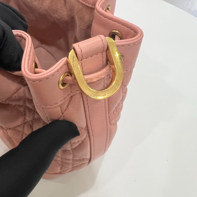 DIOR 粉藤格紋金鍊水桶包-6