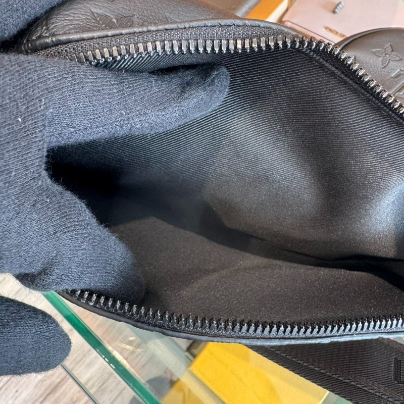 *SHIHNA名牌精品*LV Duo壓紋小牛皮斜背包 黑-2