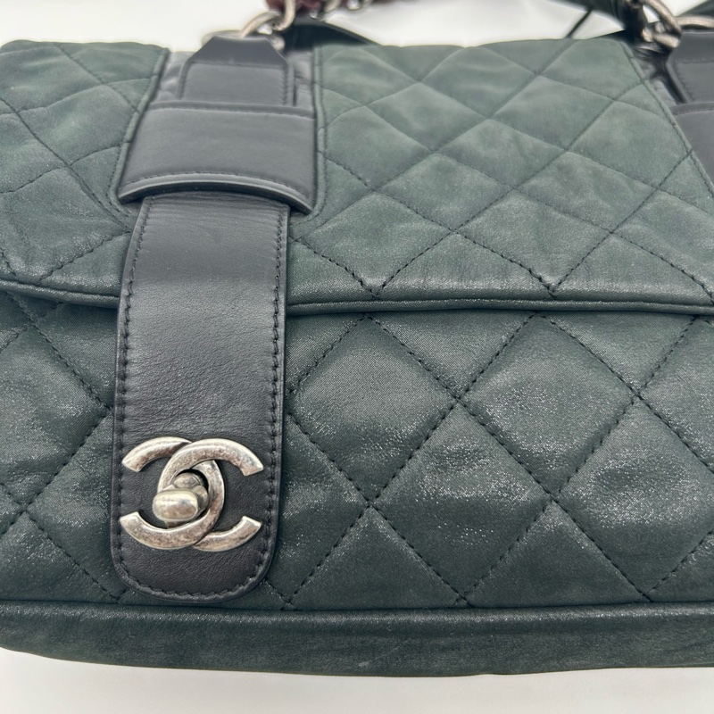 「JL精品代購」香奈兒2way珠光牛皮墨綠雙銀扣拼皮郵差劍橋包-10