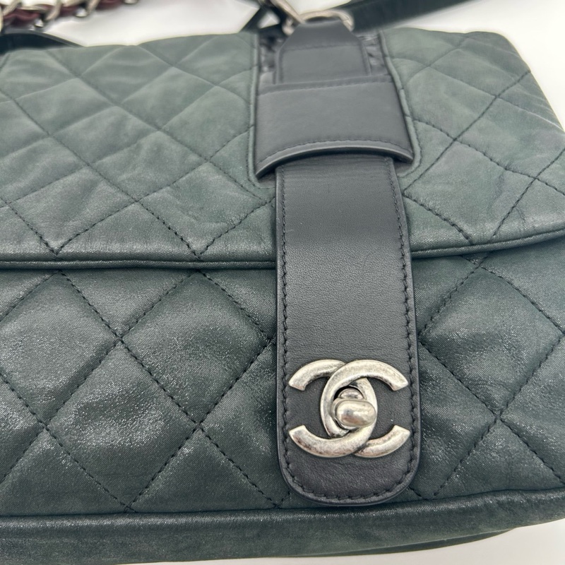 「JL精品代購」香奈兒2way珠光牛皮墨綠雙銀扣拼皮郵差劍橋包-11