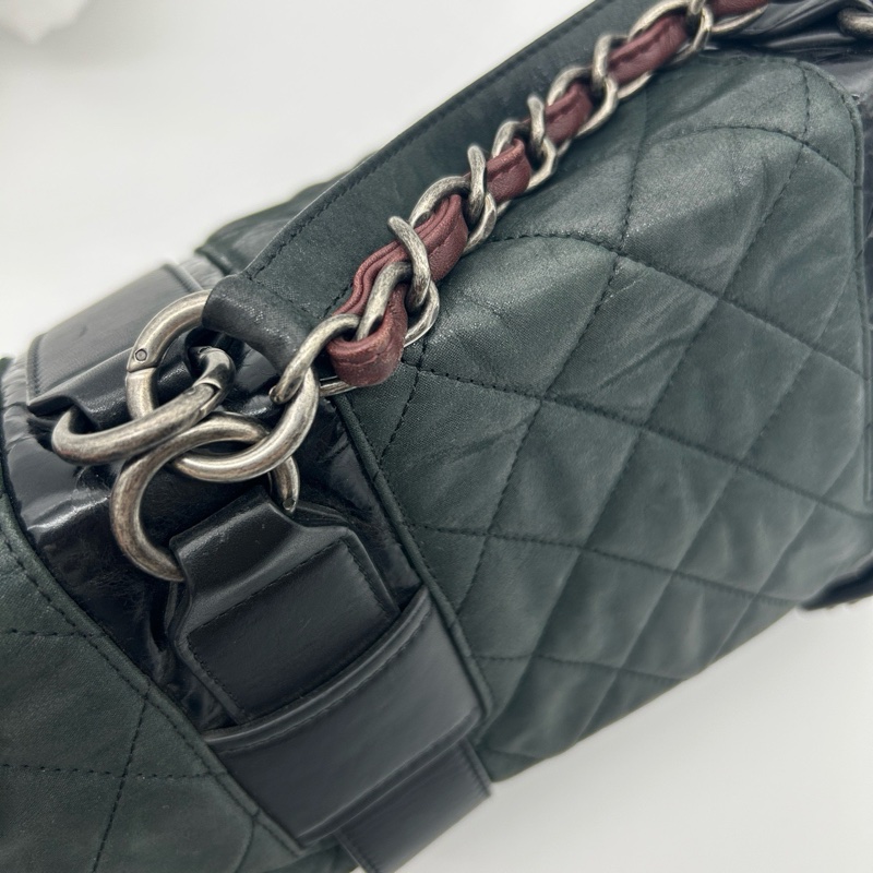 「JL精品代購」香奈兒2way珠光牛皮墨綠雙銀扣拼皮郵差劍橋包-12