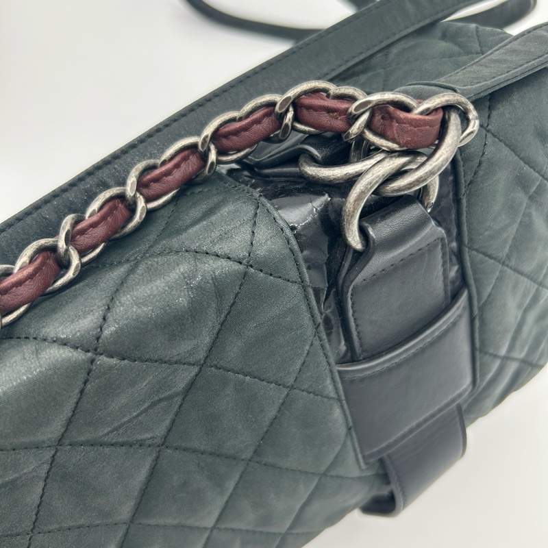 「JL精品代購」香奈兒2way珠光牛皮墨綠雙銀扣拼皮郵差劍橋包-13