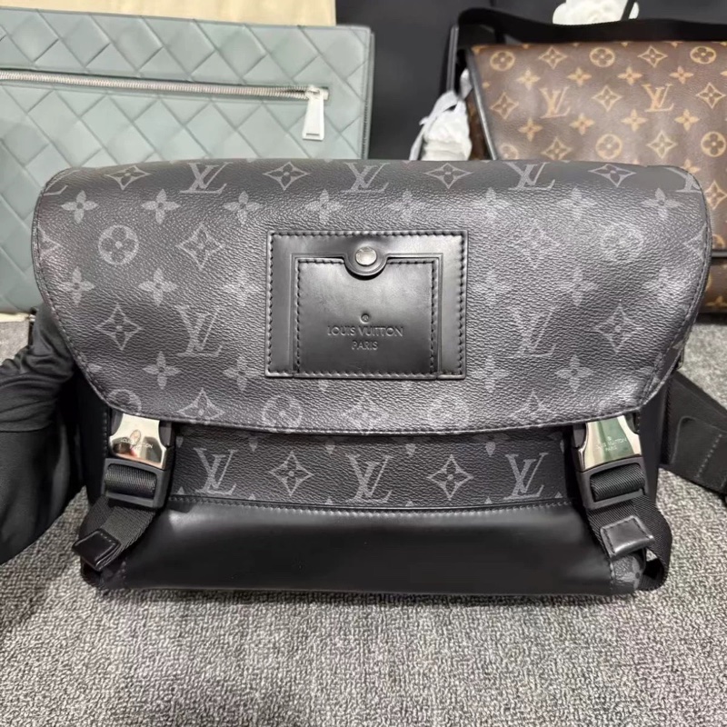 男款天花板🤩99新🆕Lv黑武士Voyager老花斜挎單肩郵差包-16