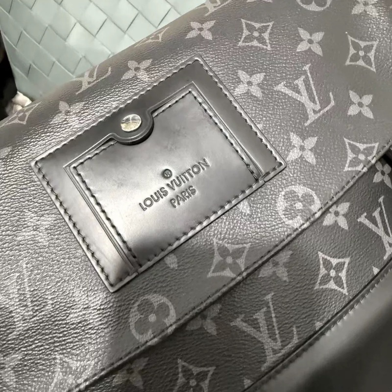 男款天花板🤩99新🆕Lv黑武士Voyager老花斜挎單肩郵差包-17