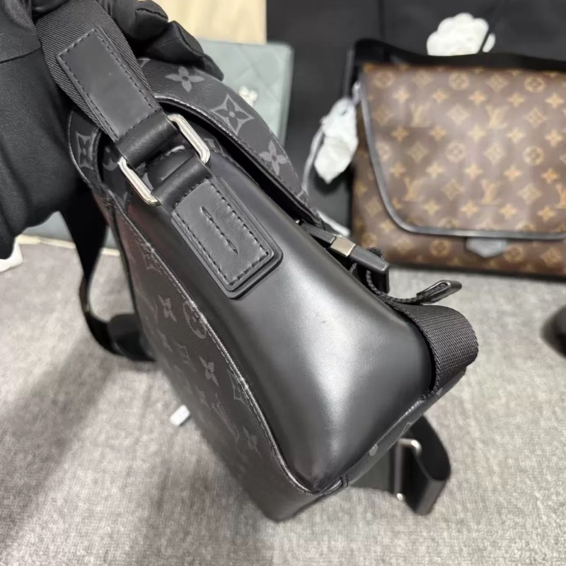 男款天花板🤩99新🆕Lv黑武士Voyager老花斜挎單肩郵差包-18