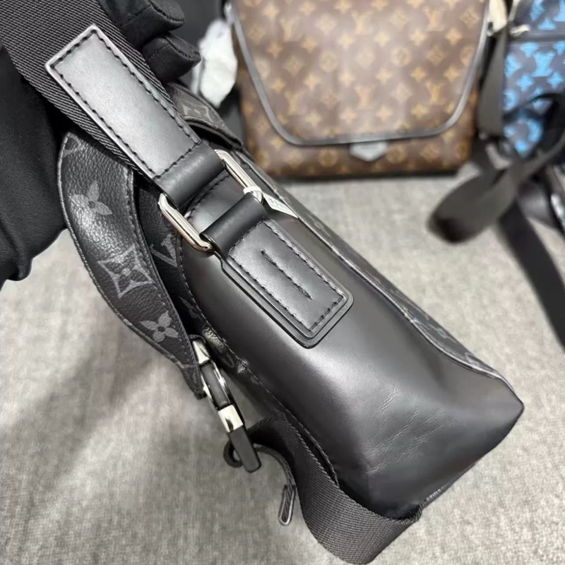 男款天花板🤩99新🆕Lv黑武士Voyager老花斜挎單肩郵差包-19