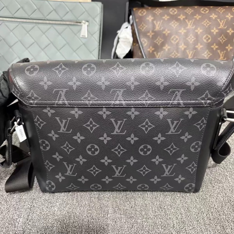 男款天花板🤩99新🆕Lv黑武士Voyager老花斜挎單肩郵差包-20