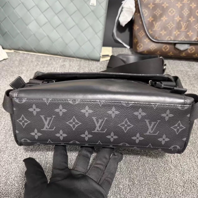 男款天花板🤩99新🆕Lv黑武士Voyager老花斜挎單肩郵差包-21