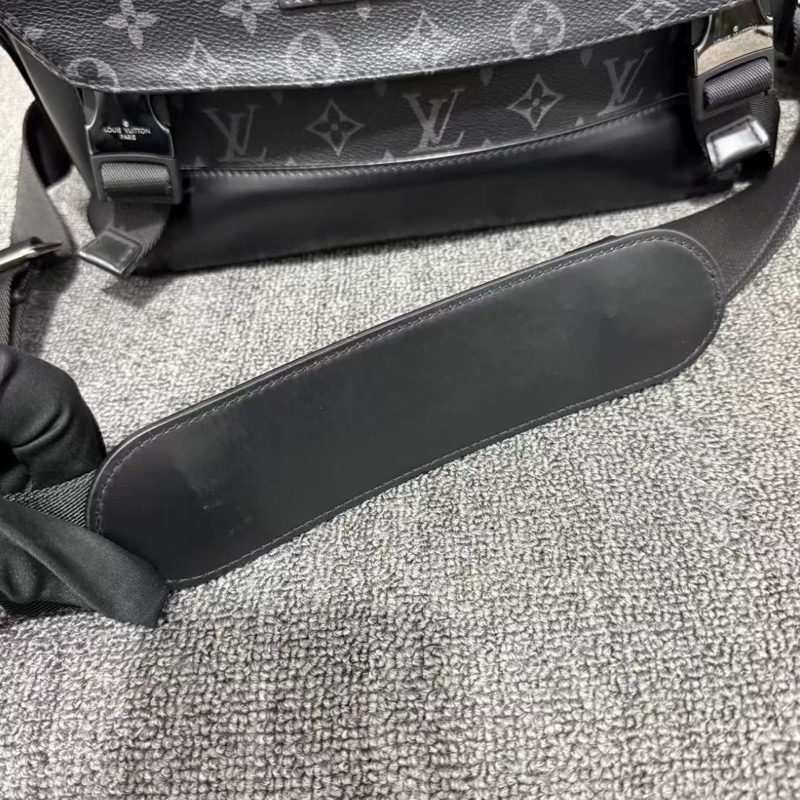 男款天花板🤩99新🆕Lv黑武士Voyager老花斜挎單肩郵差包-22