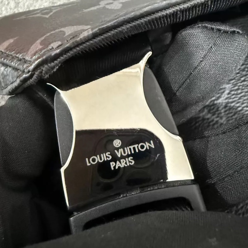 男款天花板🤩99新🆕Lv黑武士Voyager老花斜挎單肩郵差包-23