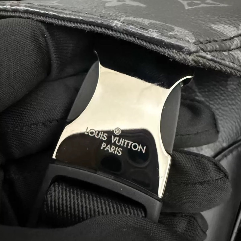 男款天花板🤩99新🆕Lv黑武士Voyager老花斜挎單肩郵差包-24