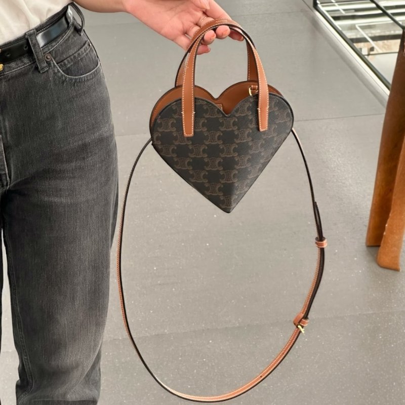 🎉新品好折扣✨Celine 10P512 Teen Coeur老花凱旋門迷你愛心包 棕褐色/付長肩帶-1