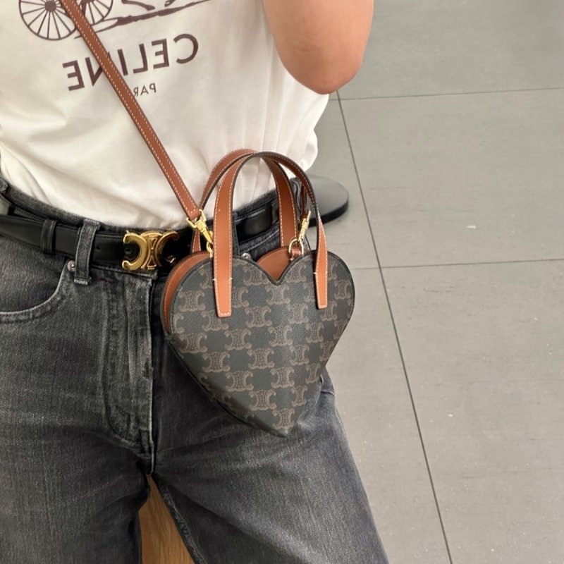 🎉新品好折扣✨Celine 10P512 Teen Coeur老花凱旋門迷你愛心包 棕褐色/付長肩帶-3