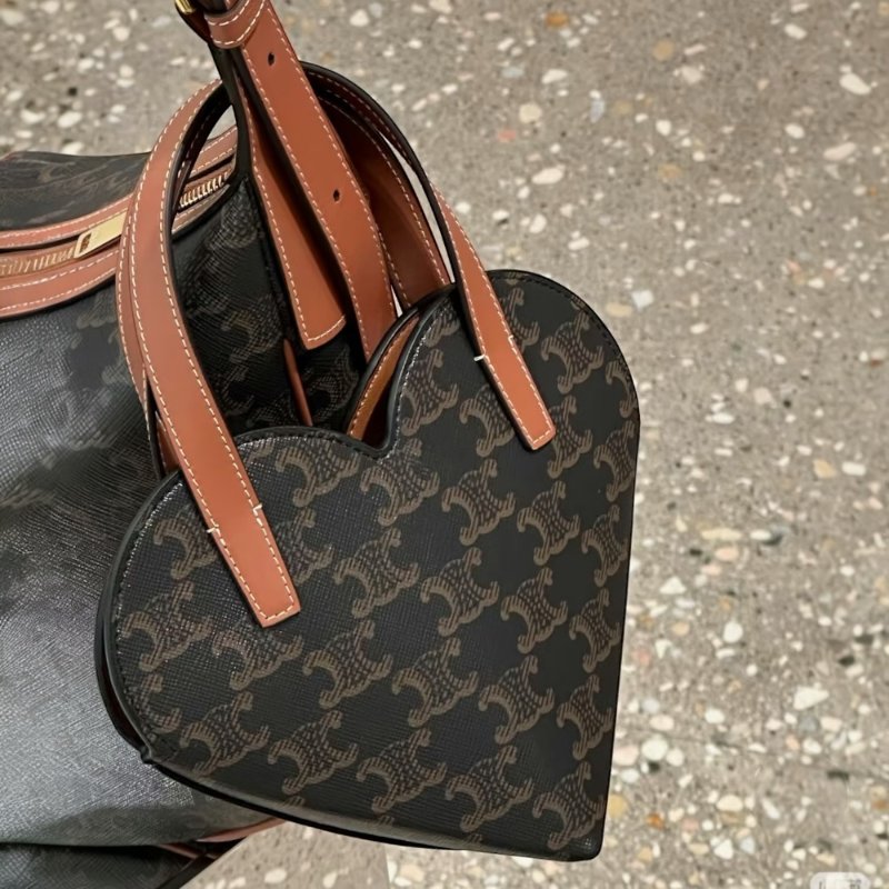 🎉新品好折扣✨Celine 10P512 Teen Coeur老花凱旋門迷你愛心包 棕褐色/付長肩帶-4