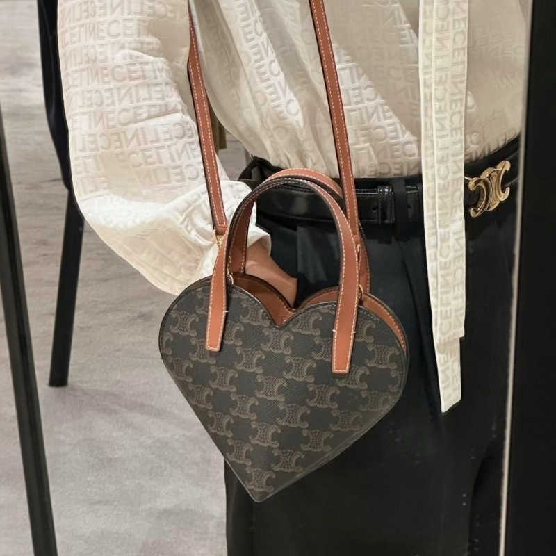 🎉新品好折扣✨Celine 10P512 Teen Coeur老花凱旋門迷你愛心包 棕褐色/付長肩帶-5
