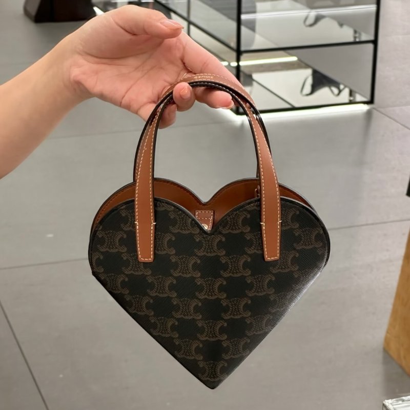 🎉新品好折扣✨Celine 10P512 Teen Coeur老花凱旋門迷你愛心包 棕褐色/付長肩帶-7