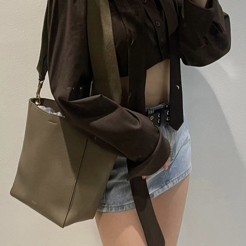 Celine Sangle大象灰水桶包肩背包-7