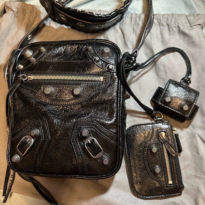 BALENCIAGA Le Cagole 三合一小羊皮斜背包(附可拆式耳機套&零錢包)-0