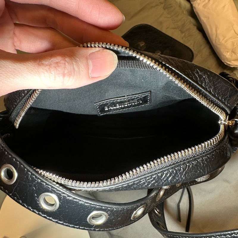 BALENCIAGA Le Cagole 三合一小羊皮斜背包(附可拆式耳機套&零錢包)-12