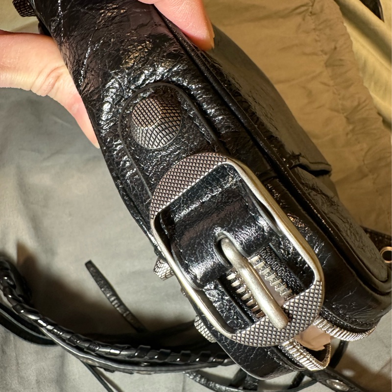 BALENCIAGA Le Cagole 三合一小羊皮斜背包(附可拆式耳機套&零錢包)-16