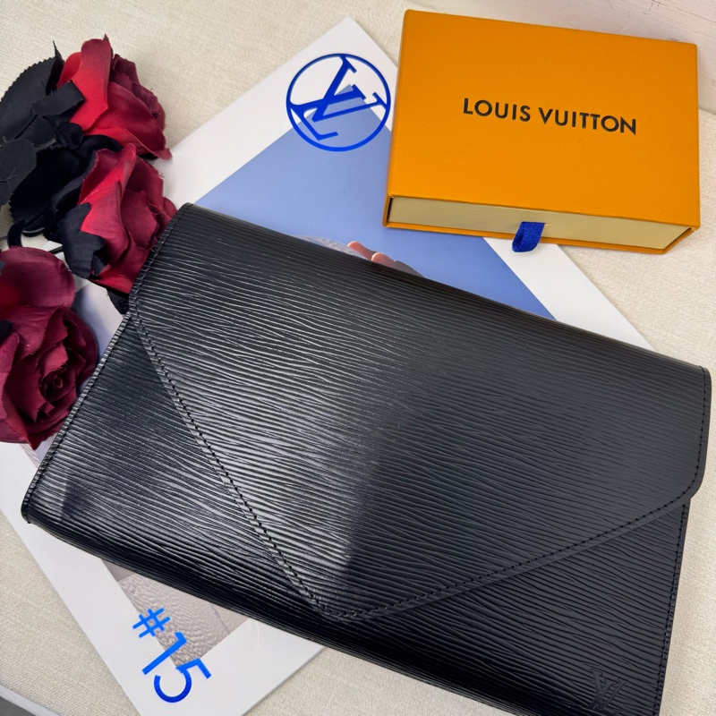 LV EPI水波紋黑色信封手拿包-1