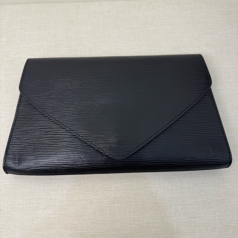 LV EPI水波紋黑色信封手拿包-3