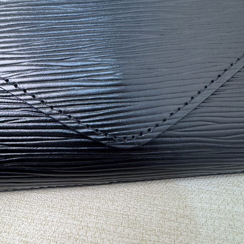 LV EPI水波紋黑色信封手拿包-8