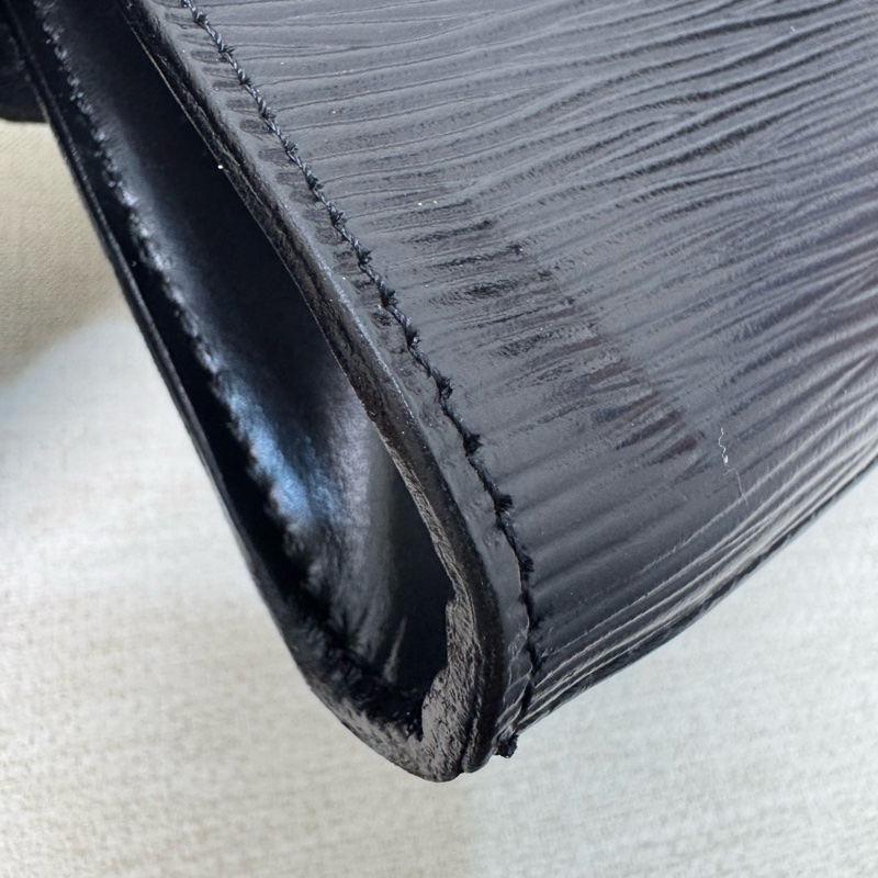 LV EPI水波紋黑色信封手拿包-9
