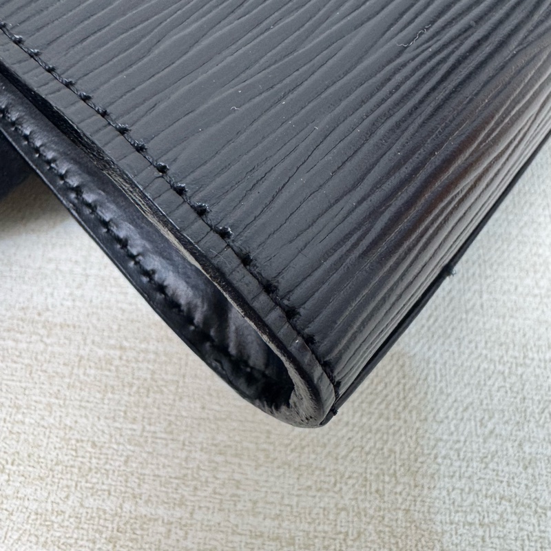 LV EPI水波紋黑色信封手拿包-11