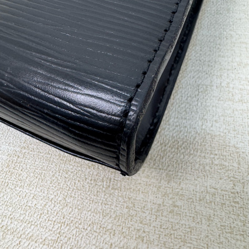 LV EPI水波紋黑色信封手拿包-12