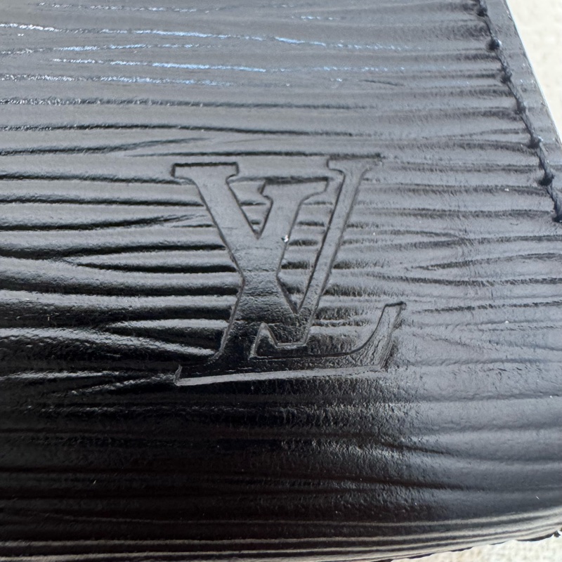 LV EPI水波紋黑色信封手拿包-13